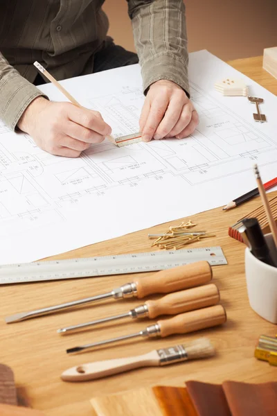 Arquitecto profesional trabajando en su escritorio — Foto de Stock