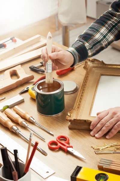 Decorador barnizar un marco de madera — Foto de Stock