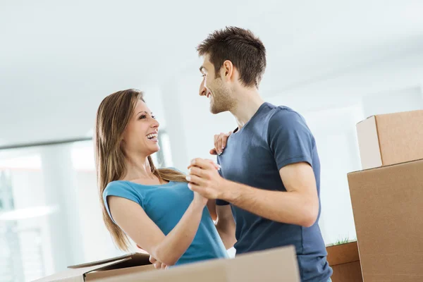 Casal feliz dançando em sua nova casa — Fotografia de Stock