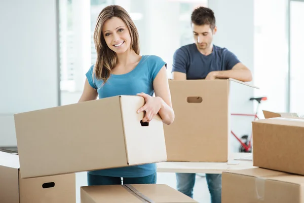 Jeune couple déménageant dans leur nouvelle maison — Photo