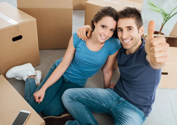 Happy couple moving in their new house — Stock Photo, Image