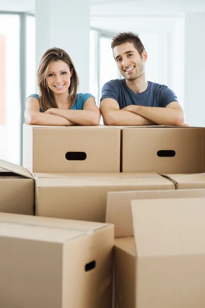 Young couple moving in their new home — Stock Photo, Image