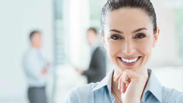 Mujer de negocios confiada en la oficina posando — Foto de Stock