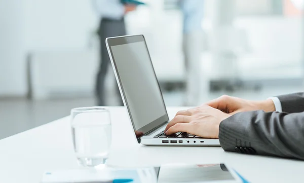 Empresario trabajando en escritorio de oficina — Foto de Stock