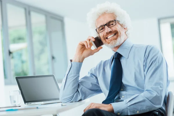 Uśmiechający się biznesmen na telefon — Zdjęcie stockowe