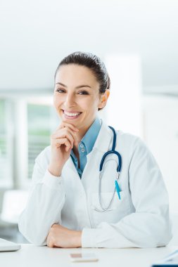 Ofis Masası, kendine güvenen kadın doktor