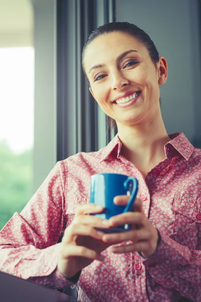 Relaxing coffee break at window — Stock Photo, Image