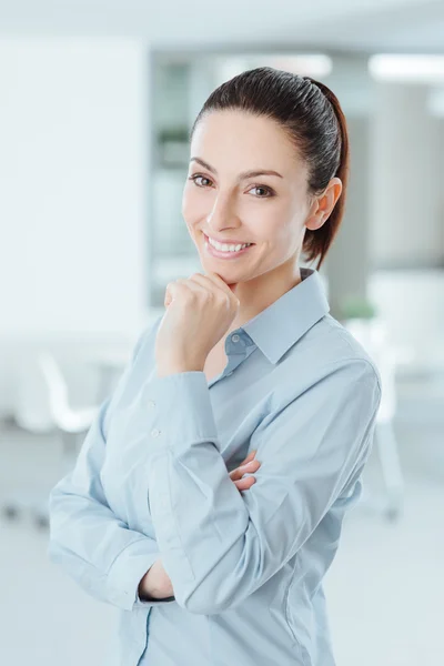 Bella giovane donna in posa con mano sul mento — Foto Stock