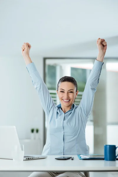 Mujer de negocios exitosa en su oficina — Foto de Stock