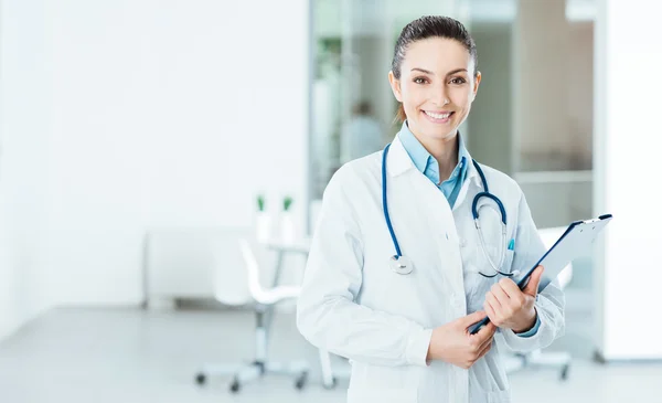 Mosolygó női orvos, holding, orvosi feljegyzések Stock Kép