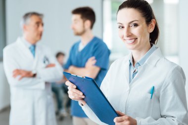 Poz ve gülümseyen profesyonel kadın doktor