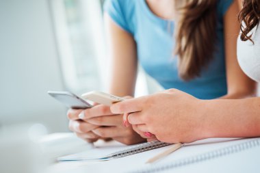 Akıllı telefonlar kullanan genç öğrenciler