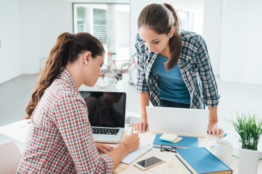 Genç öğrenciler ödevlerini yapıyor