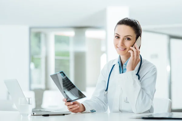 Kvinnliga läkare på telefon — Stockfoto