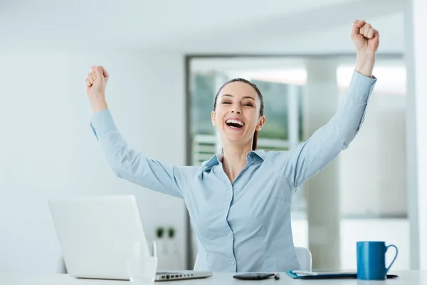 Mujer de negocios exitosa en su oficina — Foto de Stock