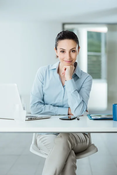 Säker kvinnlig manager på skrivbord poserar — Stockfoto