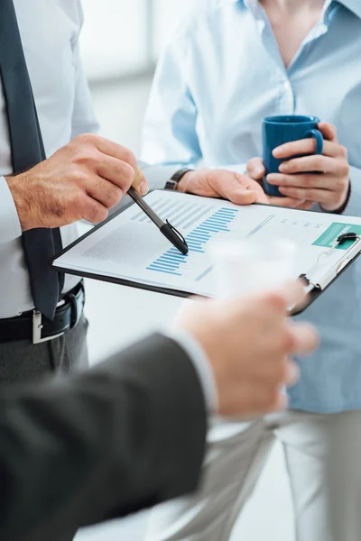 Forretningsfolk diskuterer i kaffepause – stockfoto