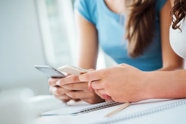 Teenager students using smart phones — Stock Photo, Image