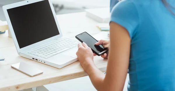 Tiener met behulp van een slimme telefoon — Stockfoto