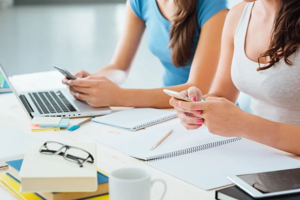 Tiener studenten met behulp van slimme telefoons — Stockfoto