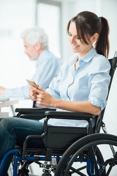 Mulher de negócios confiante em cadeira de rodas — Fotografia de Stock