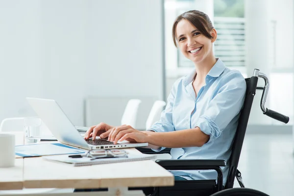 Mujer de negocios sonriente en silla de ruedas — Foto de Stock