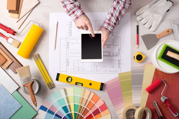 Professional decorator working at desk — Stock Photo, Image