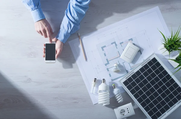 Ahorro de energía y aplicaciones móviles — Foto de Stock