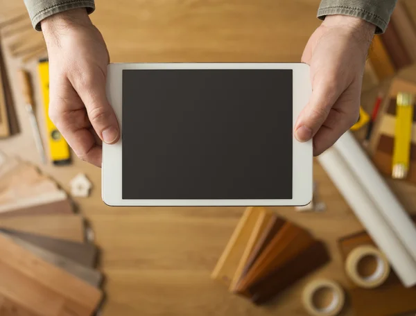 Artigiano con in mano un tablet digitale — Foto Stock