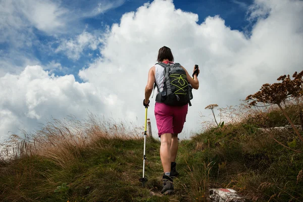 Žena, pěší turistika, pomocí turistické hole — Stock fotografie