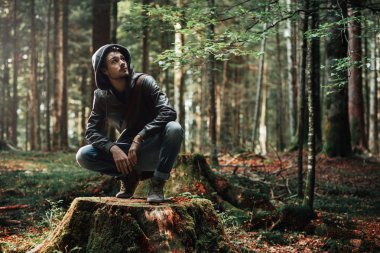 Genç adam orman keşfetmek