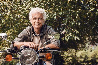 Kendine güvenen adam bir motosiklet sürme