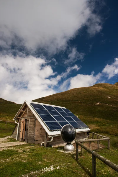 Paneles solares en una cabaña de montaña — Foto de Stock