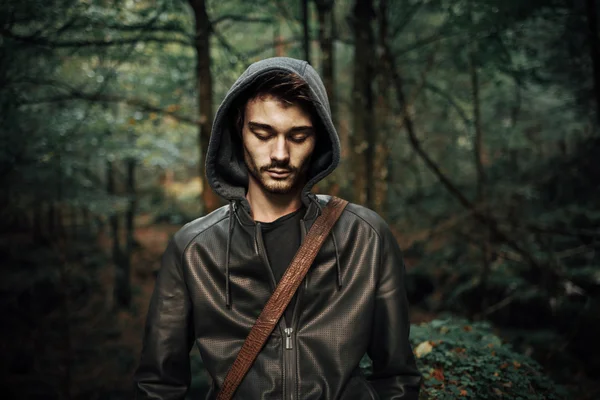 Jonge man die zich voordeed in het bos — Stockfoto