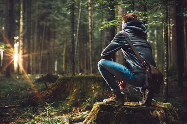 Junger Mann erkundet den Wald — Stockfoto