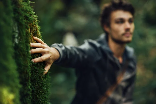 Jovem caminhando na floresta — Fotografia de Stock