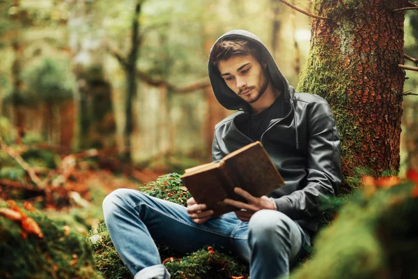 Lectura en la naturaleza — Foto de Stock