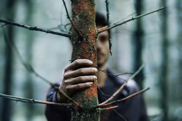 Jonge man in het bos — Stockfoto