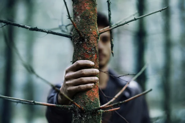 Jovem na floresta — Fotografia de Stock