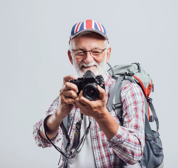 Senior adventurer and photographer — Stockfoto