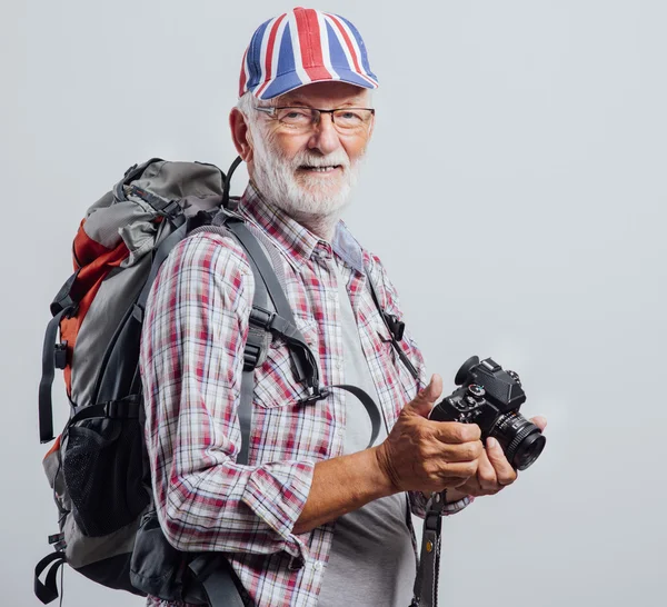 Explorador sênior com câmera digital — Fotografia de Stock