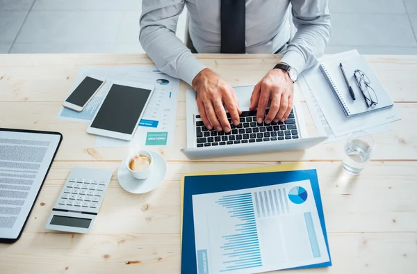 Geschäftsmann arbeitet am Schreibtisch — Stockfoto