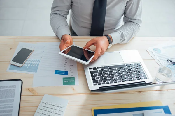 Empresario usando una tableta digital — Foto de Stock