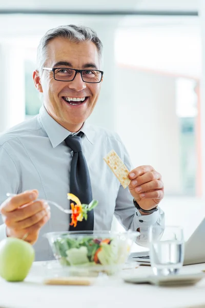 Smiling businessman having a lunch break — Stock fotografie