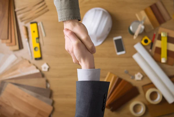 Construction engineer and businessman shaking hands — 图库照片