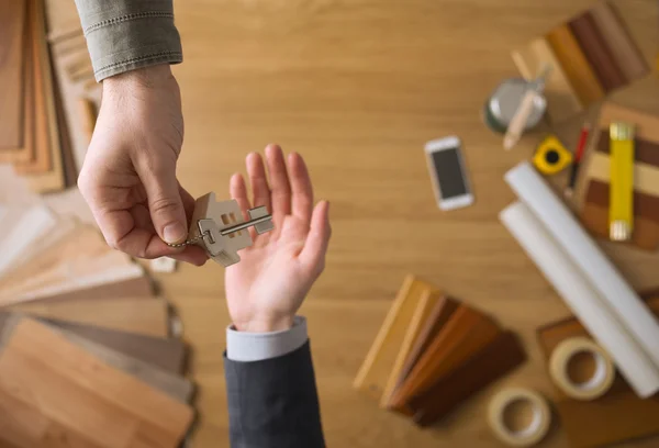 Real estate agent giving house keys — Stock Photo, Image