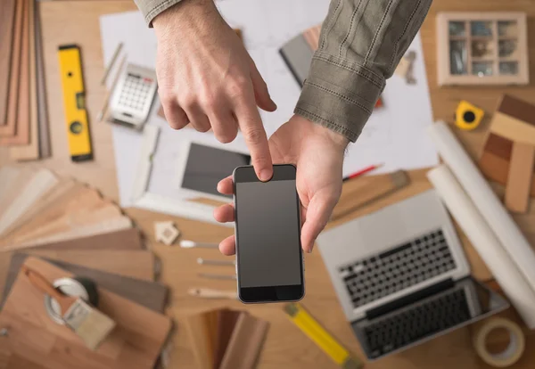 Aplicativo de renovação de casa com telefone celular — Fotografia de Stock