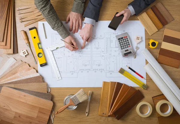 Engenheiros trabalhando juntos em um projeto de construção — Fotografia de Stock