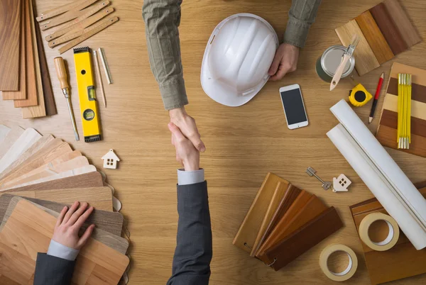 Construction engineer and businessman shaking hands — Stockfoto