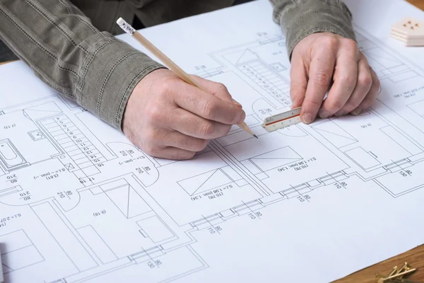 Architetto professionista che lavora alla sua scrivania — Foto Stock